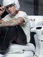 Justin Bieber navrhol vlastný skúter Vespa. Súčasťou je aj helma a súprava cestovných doplnkov    