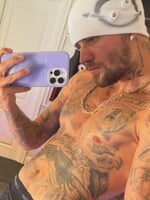 Justin Bieber pridal odvážne fotky s vulgárnym odkazom. Hailey to komentovala s pohŕdavým emotikonom