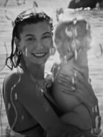 Justin Bieber ukázal v novom klipe šťastnú rodinku. Vyvracia dohady o kríze s Hailey