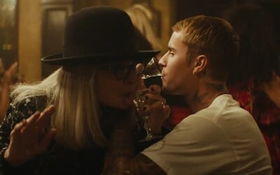 Justin Bieber zobral babičku na párty, aby zabudla na smrť manžela. S Diane Keaton pijú jeden drink za druhým a užívajú si moment