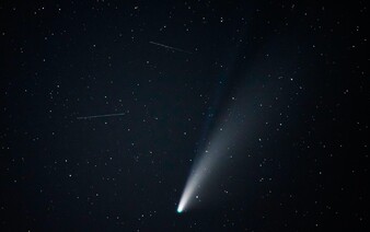 K Zemi se blíží jasně zářivá kometa. Máš dost času sehnat si teleskop?