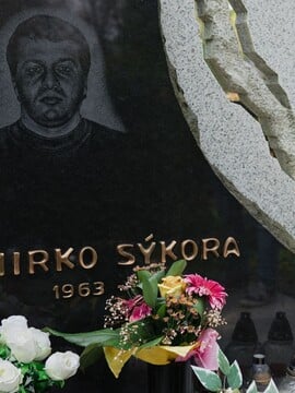 K hrobu mafiána niekto priniesol čokoládového zajaca. Pozreli sme sa na to, ako dnes vyzerajú hroby bratislavského podsvetia