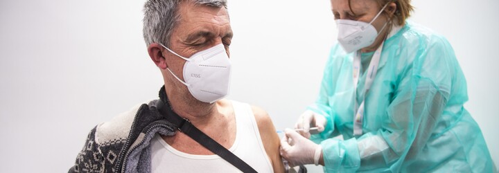K očkování se registrovala polovina Čechů. Mladí s vakcinací otálejí, riziková skupina ji využila takřka naplno