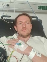 KOMENTÁR: Ako ma vyhodili z nemeckej nemocnice s bolesťami hrudníka: prespal som na lavičke a za celý deň mi nedali piť ani jesť