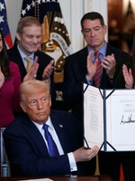 KOMENTÁŘ: Horší než Watergate? Jak Trump, Elon Musk a republikáni mění Ameriku v další Rusko