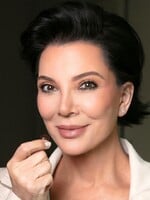 KOMENTÁŘ: Kris Jenner a její virální facelift. Proč umíme omladit o dekády, ale já stále musím protrpět PMS?