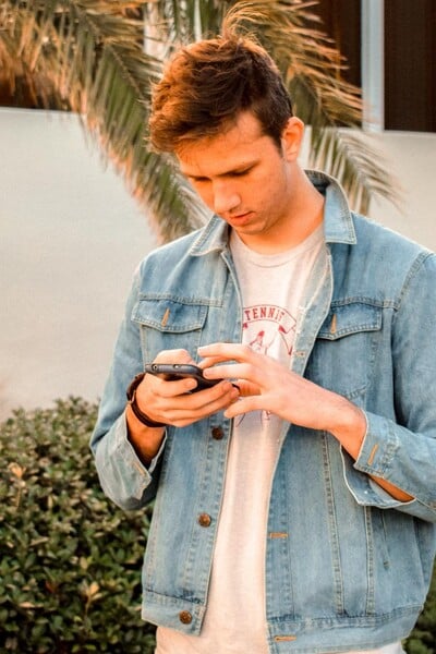 KOMENTÁŘ: Nevěř chatbotům všechno. U zpravodajství se pletou ve 45 procentech případů, ukázal výzkum