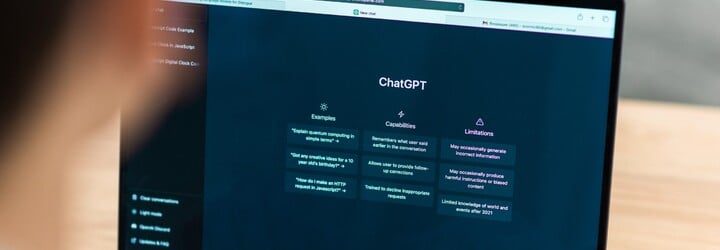 KOMENTÁŘ: Nevěř chatbotům všechno. U zpravodajství se pletou ve 45 procentech případů, ukázal výzkum