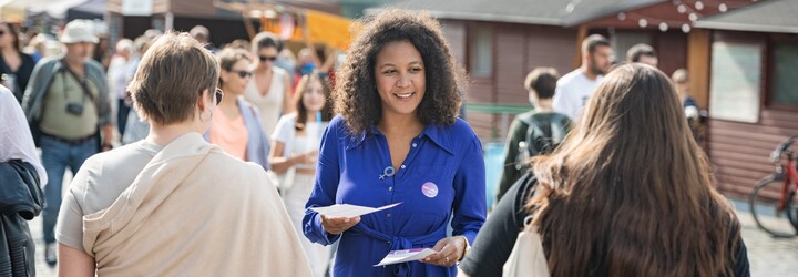 KOMENTÁŘ: O zákonech rozhodují lidé, kteří nikdy nezažili menstruaci nebo oplzlé kecy. Zakroužkuj ženu!