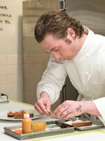 KOMENTÁŘ: „Skvělá první investice je zaplatit si uklízečku.“ My mladým klukům radíme jinak: naučte se uklízet