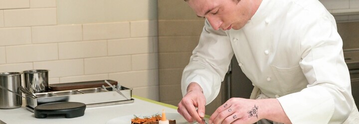 KOMENTÁŘ: „Skvělá první investice je zaplatit si uklízečku.“ My mladým klukům radíme jinak: naučte se uklízet