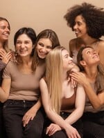 KOMENTÁŘ: Sukně jako měřítko ženství? Česká lékařka a nebezpečné stereotypy