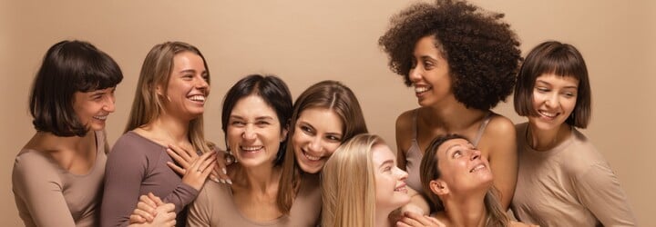 KOMENTÁŘ: Sukně jako měřítko ženství? Česká lékařka a nebezpečné stereotypy