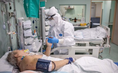 KORONAVIRUS: Nemocnice se opět skokově plní. V sobotu přibylo 2751 nakažených, ve vážném stavu je už 119 pacientů