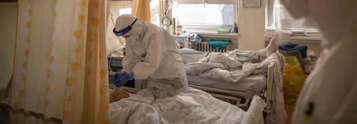 KORONAVIRUS: Počet nakažených opět překročil 1000, roste i počet hospitalizovaných