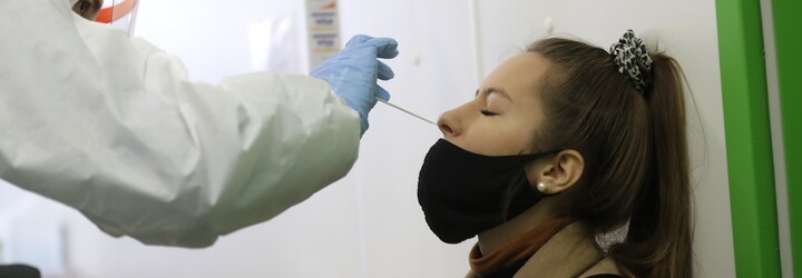 KORONAVIRUS: V Česku přibylo 6666 nakažených, počet hospitalizovaných klesá