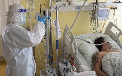 KORONAVIRUS: Ve čtvrtek přibylo 8 419 nově nakažených. V nemocnicích je 335 pacientů ve vážném stavu