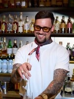 KVIFF 2025 má oficiální drink. Stal se jím prémiový rum z Filipín