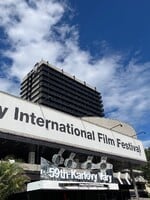 KVIFF 25: Karlovarský filmový festival se blíží. Koukni, kde se můžeš ubytovat a jak seženeš lístky na promítání