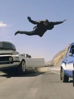 KVÍZ: Bola v Rýchlo a zbesilo Transformers motorka či lietanie na autách? Uhádneš, ktoré šialené scény boli vo filmoch?