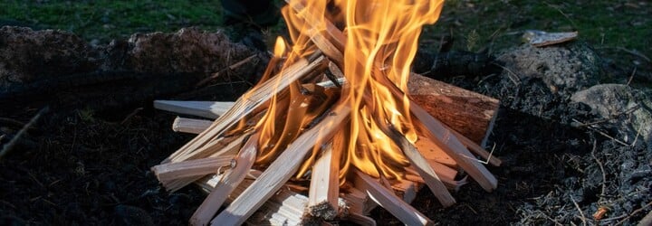 KVÍZ: U stánků na levnou krásu, postávaj a... Jak dobře znáš táborákové písně?
