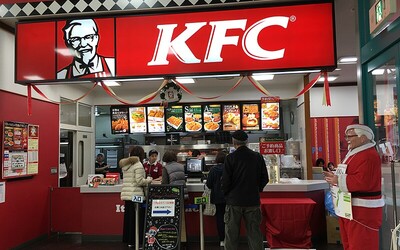 KVÍZ: V ktorej krajine hádžu na Vianoce jedlo o stenu a kde majú na štedrovečernom stole KFC? 