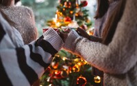 KVÍZ: Vianoce by mali byť o pohode, nie o strese. Čo robiť, keď sa niekto dusí kosťou z kapra, a ktoré darčeky sú úplne nevhodné?