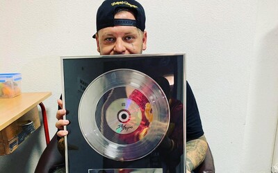 Kali získal 7-násobnú platinovú platňu za album Dovi, dopo. Má hodnotu 140 tisíc eur
