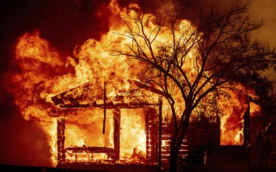 Kaliforniu sužujú lesné požiare. Jeden z nich zapálila pyrotechnika na párty