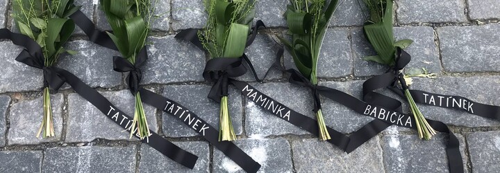 Kalousek na Staroměstské náměstí položil růže pro oběti pandemie za jejich pozůstalé