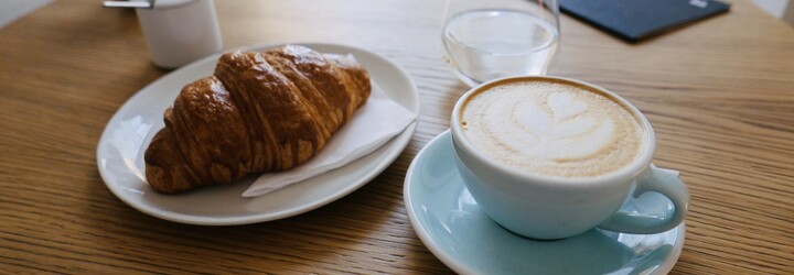 Kam chodí na kávu „bratislavská kaviareň“? Navštívili sme 5 podnikov, ktoré si zamilovali aj 6ix9ine a Jennifer Lawrence