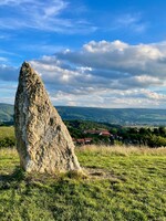 Kam na výlet: Na magickém kopci najdeš menhir i křeslo vážící 700 kilogramů 