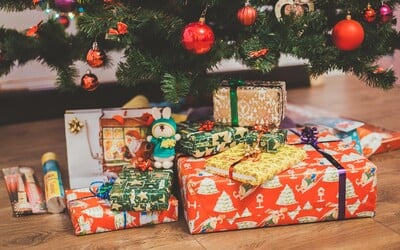 Kam schováváš vánoční dárky? Češi a Češky mají o hlavní skrýši jasno, umí být ale i originální