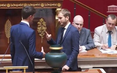 Kámen-nůžky-papír. Francouzský levicový poslanec odmítl potřást rukou kolegovi z krajní pravice