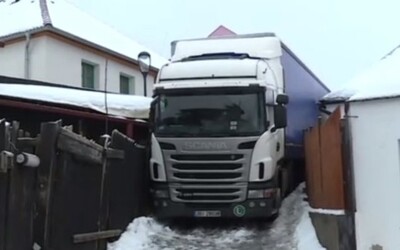 Kamionista sa v Česku vtipne zasekol v uličke medzi domami. Riadil sa navigáciou, ktorá ho tam zaviedla