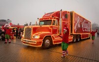 Kamióny Coca-Cola opäť privezú kúzlo Vianoc do slovenských miest. V rámci kampane The magic of giving podporia Červený kríž