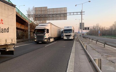 Kamióny vyblokovali pre zavreté hranice Bratislavu. Nemohli by prejsť ani záchranári