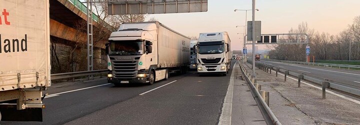 Kamióny vyblokovali pre zavreté hranice Bratislavu. Nemohli by prejsť ani záchranári