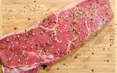 Kanadští vědci vypěstovali v laboratoři maso, které chutná jako pravé. Je možné, že se dostane i k nám? 