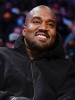 Kanye West je obvinený z ďalšieho sexuálneho útoku. Hviezde televíznej šou údajne strčil prsty do krku a škrtil ju