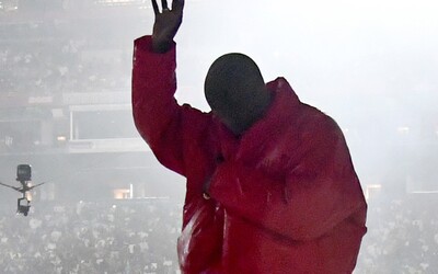 Kanye West se objevil na pódiu festivalu Rolling Loud, přestože svůj koncert zrušil. Jeho náhradníka Kida Cudiho diváci vypískali 