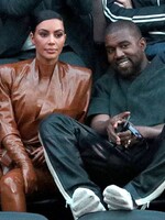 Kanye West tvrdí, že s Kim Kardashian sú stále manželia. V šou SNL ju vraj donútili povedať, že sa rozviedli