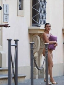 Kanye West v ponožkách a jeho manželka Bianca nahá len s vankúšom. Párik predviedol ďalší bizarný outfit