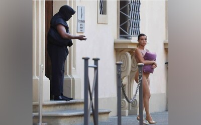 Kanye West v ponožkách a jeho manželka Bianca nahá len s vankúšom. Párik predviedol ďalší bizarný outfit