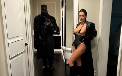 Kanye West vysvlékl svoji manželku téměř donaha. Nafotil s ní odvážné fotky, sám zůstal oblečený