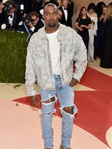 Kanye měl znásilnit bývalou asistentku na party pořádané Diddym. Ta ho teď žaluje