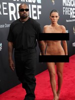 Kanyeho manželka sa na červenom koberci vyzliekla donaha. Na odovzdávaní cien Grammy spôsobila chaos