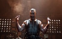 Kapela Rammstein čelí vážnemu obvineniu zo sexuálneho napadnutia. Frontman vraj od fanúšičky žiadal sex v kabínke pod pódiom