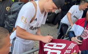 Kapitán Sparty Krejčí podepsal dres s nápisem Jude Slavia. K incidentu už se vyjádřil