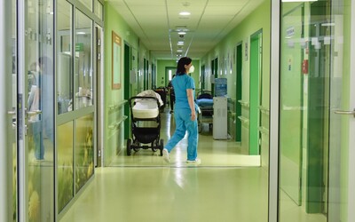 Kardiocentrum v trenčianskej nemocnici nemá lekárov, pacienti sú v ohrození života, píše SME. Ministerstvo zdravotníctva nesúhlasí